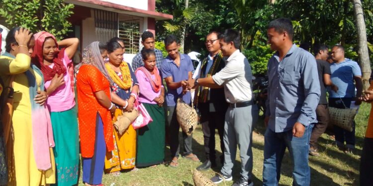 ARDD Distributed Pigs Amidst The Needy Beneficiaries At Ampi­.​