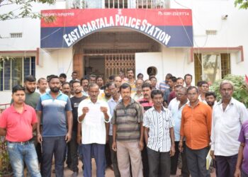 Auto drivers enclosed the police station