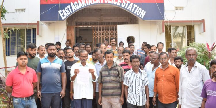 Auto drivers enclosed the police station