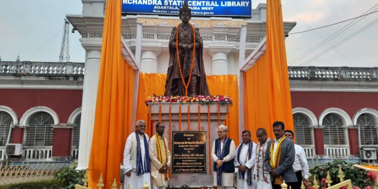 DY CM unveil the bust of Maharaja Birchandra Manikya