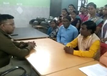 Sadar sub-division police officer surrounded demanding closure of liquor counters