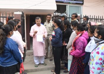 Residents of Sister Nivedita Girls Hostel meet Education Minister