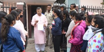 Residents of Sister Nivedita Girls Hostel meet Education Minister