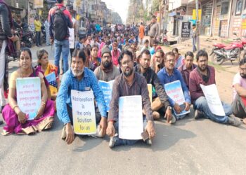 Dismissed teachers stages sit and demonstration