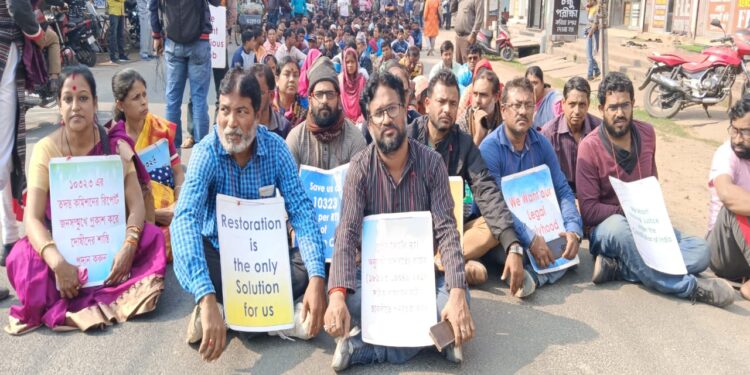Dismissed teachers stages sit and demonstration