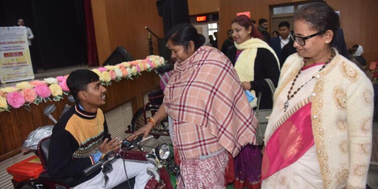 Distribution of 1,253 items among 689 Divyangjans