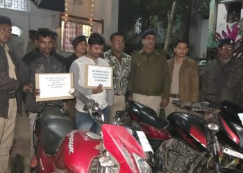 Police seized large quantity of foreign liquor and bike lifters along with motorcycles