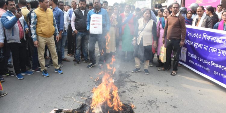 10,323, warning of a change of government