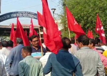 CPI(M) and Congress filed a complaint with the Election Commission by protesting