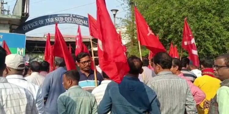 CPI(M) and Congress filed a complaint with the Election Commission by protesting
