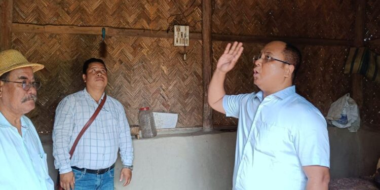 The opposition leader visited the areas affected by natural disasters
