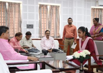 The chief minister listened to the complaint of lack of crowd: Assured to stand by the talented student Asmita.