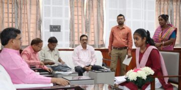 The chief minister listened to the complaint of lack of crowd: Assured to stand by the talented student Asmita.