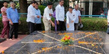 Pradesh Cong pays tribute to former PM Rajiv Gandhi on his death anniversary.