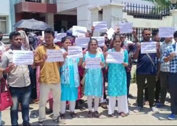 STGT aspirant teachers agitated in front of the Shikha Bhavan