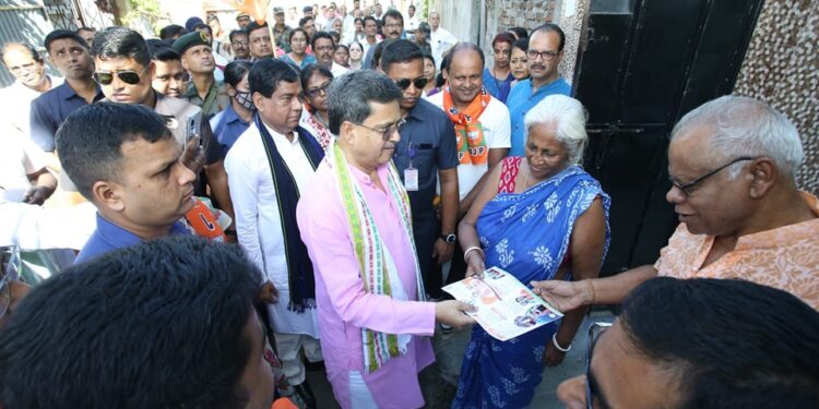 CM attends Sampark-Se-Samarthan campaign highlighting development works of PM Modi