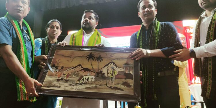 Food Minister interacted with the beneficiaries of Pradhan Mantri Awas Yojana