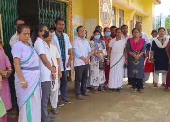 Doctors and health workers sat on demonstration