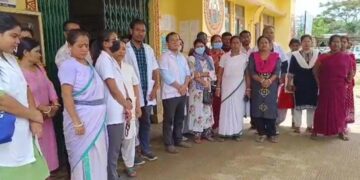 Doctors and health workers sat on demonstration