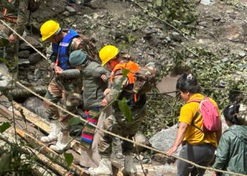 INDIAN ARMY RESCUES 300 MORE TOURISTS STRANDED DUE TO LAND SLIDES AND ROAD BLOCKS IN NORTH SIKKIM.