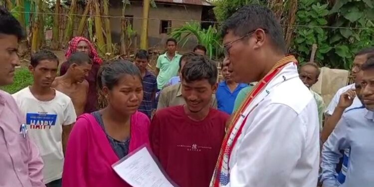 The minister gave financial support to the families of the two dead children