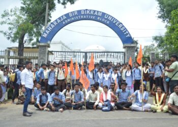 Protest in front of MBB University