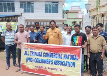 Deputation of commercial gas consumers demanding withdrawal of online bills