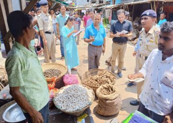 Administration held campaign at Maharajganj Bazar