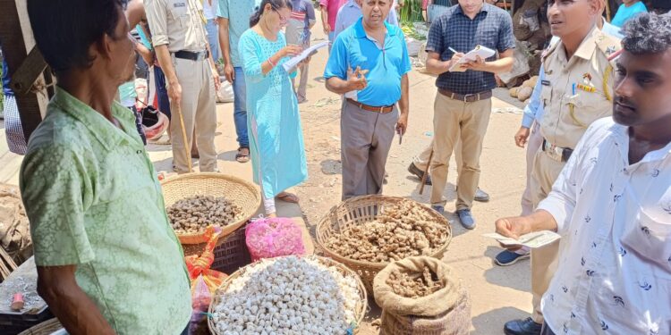 Administration held campaign at Maharajganj Bazar