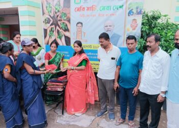 Clothes distributes among cleaning workers in ward no. 14