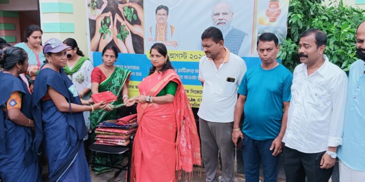 Clothes distributes among cleaning workers in ward no. 14