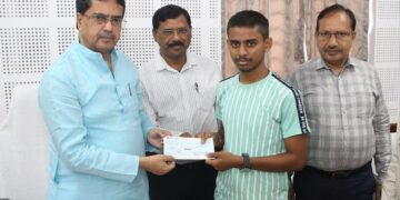 Responding humanitarian call of CM, Civil Service Officers Association helps poor meritorious student*