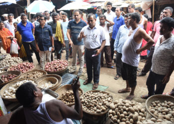 Sadar SDM and Food Department conduct raid in different markets