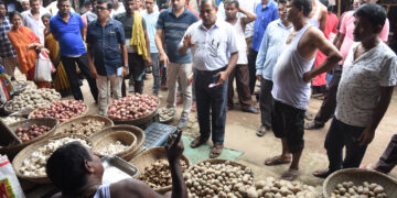 Sadar SDM and Food Department conduct raid in different markets