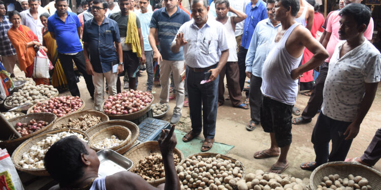 Sadar SDM and Food Department conduct raid in different markets