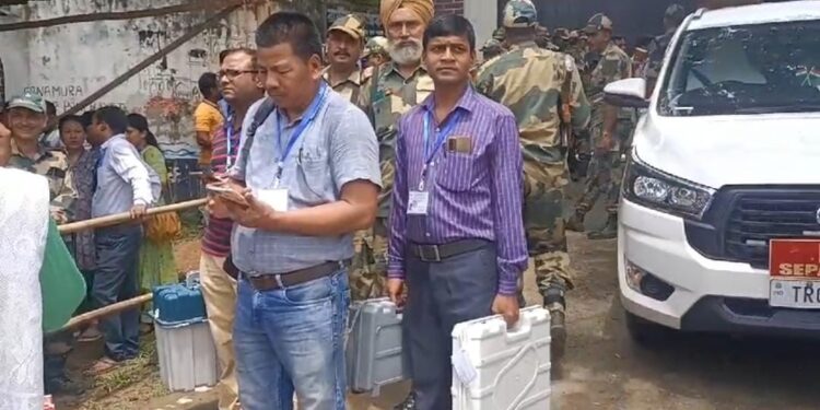 By-election: Polling agents arrived to polling station with voting material