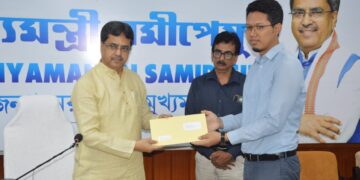 The chief minister handed over the money of ‘Lakshya’ scheme to the job aspirants