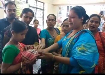 Vagabond woman deliver a baby being helped by transgenders.