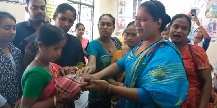 Vagabond woman deliver a baby being helped by transgenders.