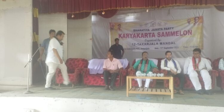 Political clash: many injured