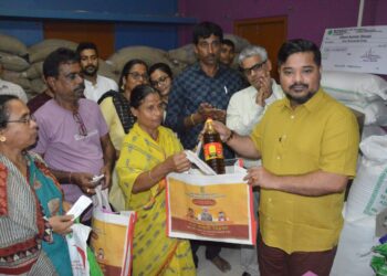 Food Minister distributes Mustard oil among the consumers through FP shops