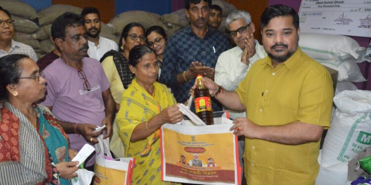 Food Minister distributes Mustard oil among the consumers through FP shops