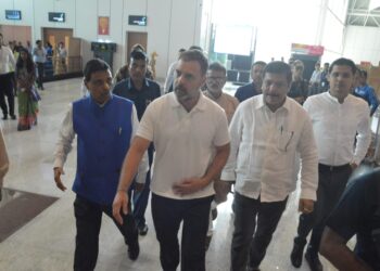 Rahul Gandhi met congress leaders before leaving for Mizoram