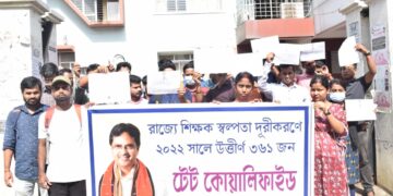 TET passers stages protest in front of education building demanding jobs