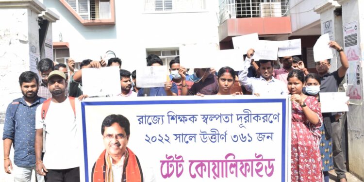 TET passers stages protest in front of education building demanding jobs