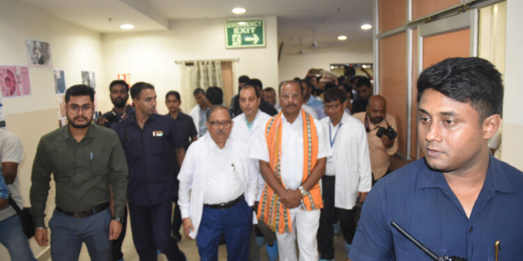 Governor visits GB hospital