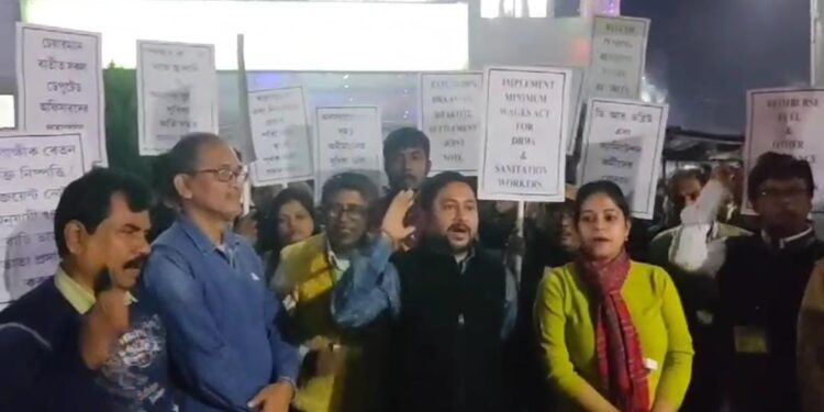 Bank employees protest to stop arbitrariness