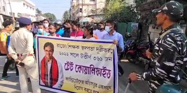 Job seekers besieged the Chief Minister’s residence demanding the appointment