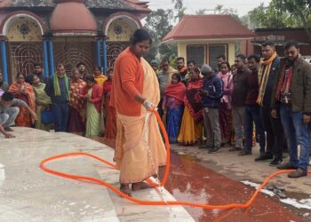 Union Minister Pratima Bhoumik attends Swachhta Abhiyan in Chaudda Devata temple