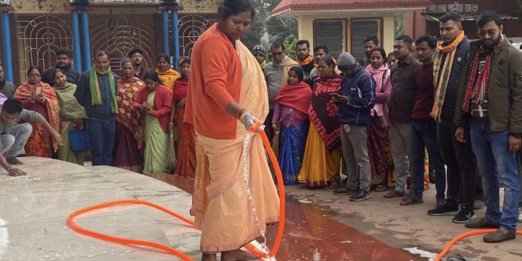 Union Minister Pratima Bhoumik attends Swachhta Abhiyan in Chaudda Devata temple